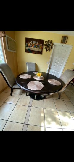 Comedor redondo grande con 5 sillas