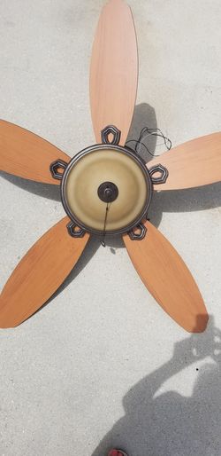 Hunter ceiling fan/light fixture only 1 year used