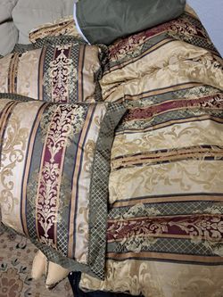 QUEEN/FULL  Comforter With Skirt And Pillows