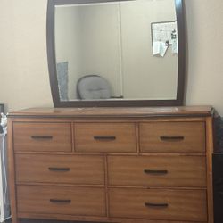 Dresser With Mirror 