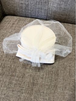 1941  Ivory Vintage Fascinator / Pillbox Hat