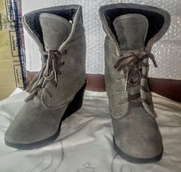 Women's Size 9.5M White Mountain DK Charcoal Koko Suede Wedge Ankle Boots Booties Sherpa Lined Lace Up 3 Heel