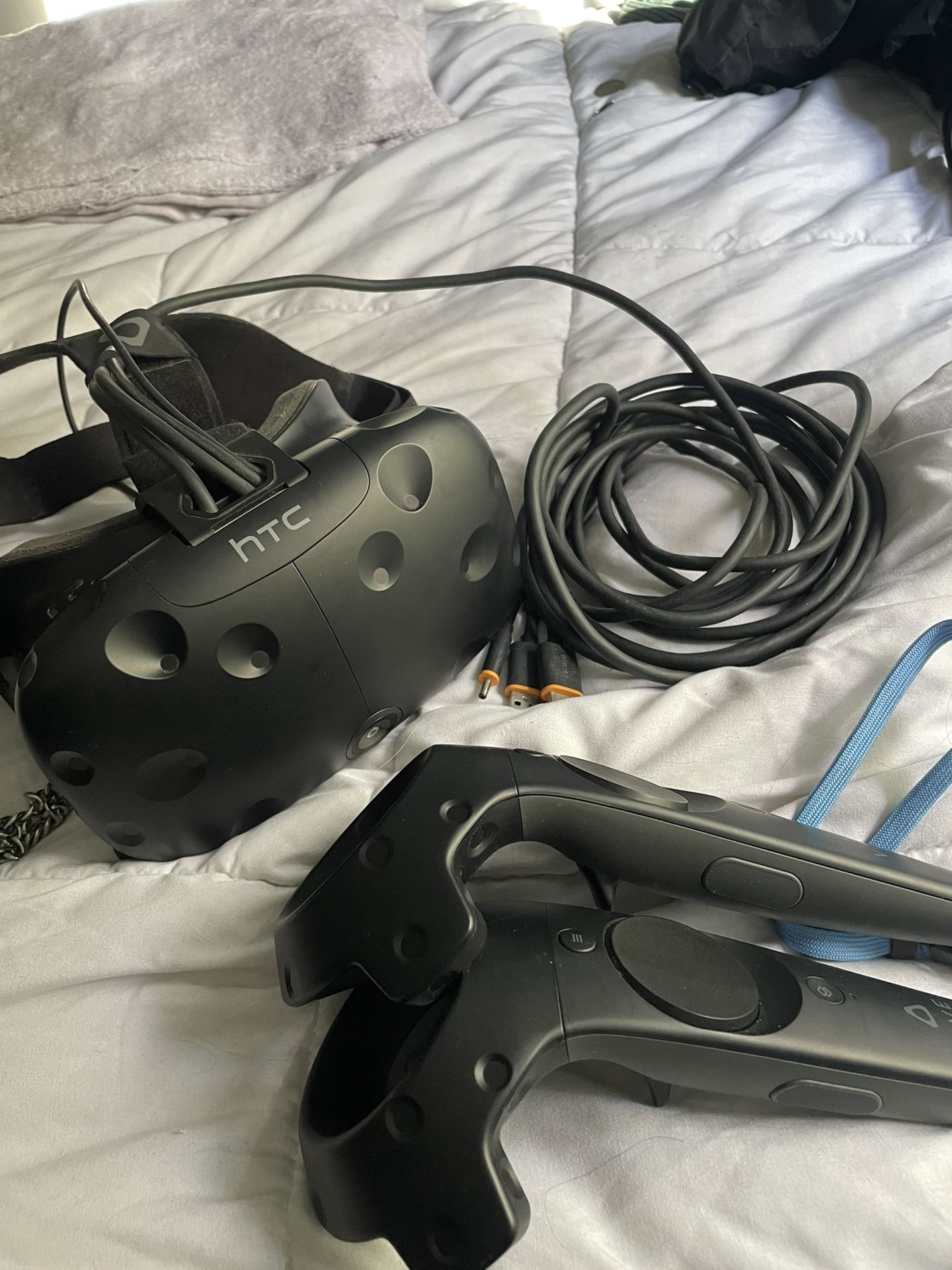 HTC VIVE VR HEADSET CONTROLLERS