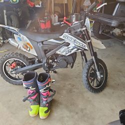 50 Cc Dirtbike With Kids Boots
