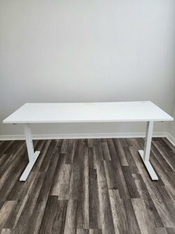 Hight-adjustable white desk on medal legs