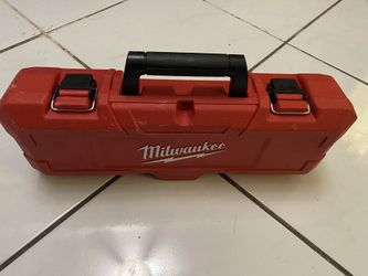 Knockout Set Milwaukee in red case