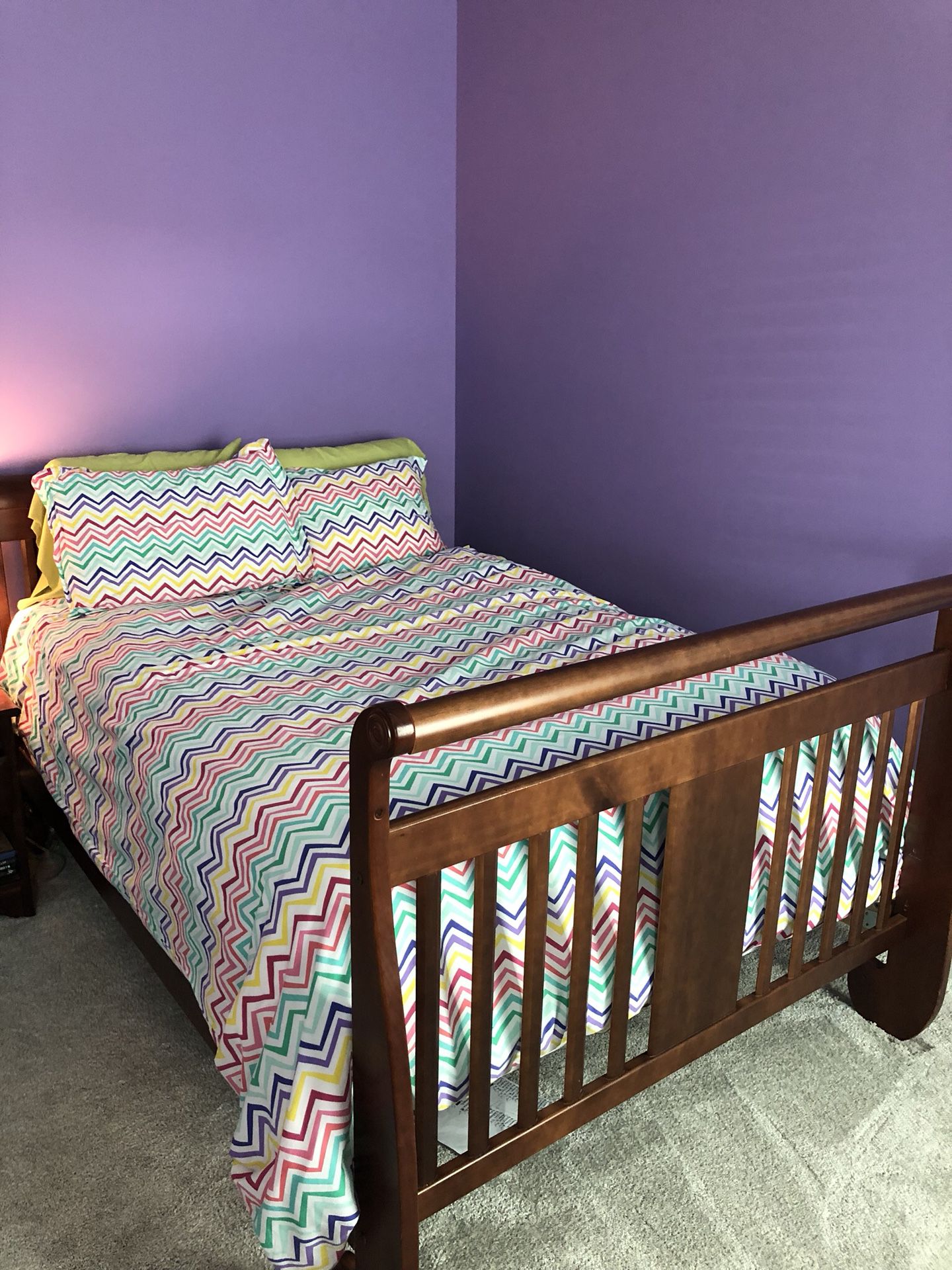 Full size convertible crib bed