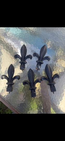 Flour de Lia finials