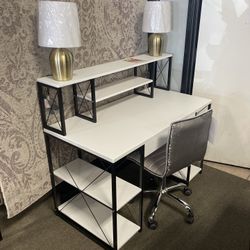 Desk Set! Last One’ $399! 🚨⭐️🩷