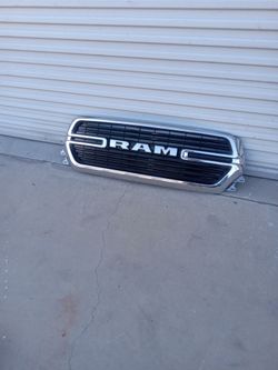 19 to 22 grille and emblem ( chrome) dodge ram 1500 ( oem)