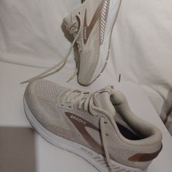 Brooks ARIEL GTS 24 WOMEN  Size 10 Medium B