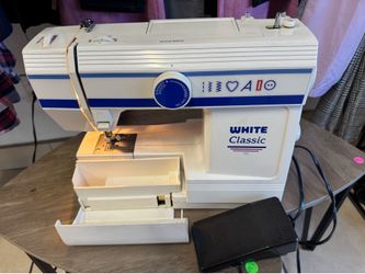 White Classic 212: Threading machine and bobbin!