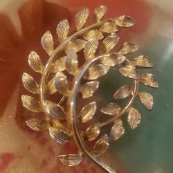 Vintage Goldtone Swirl Leaf Vine Pin/Brooch  Signed LISNER F11