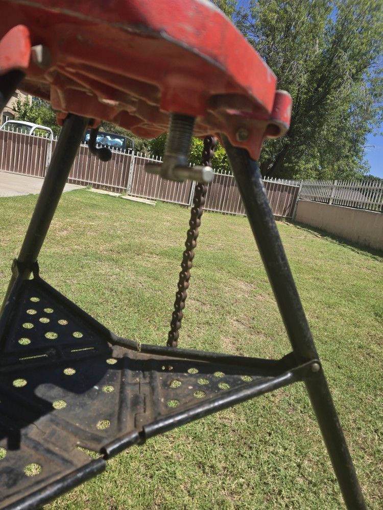 RIDGID Portable Chain Vise: Folding Leg