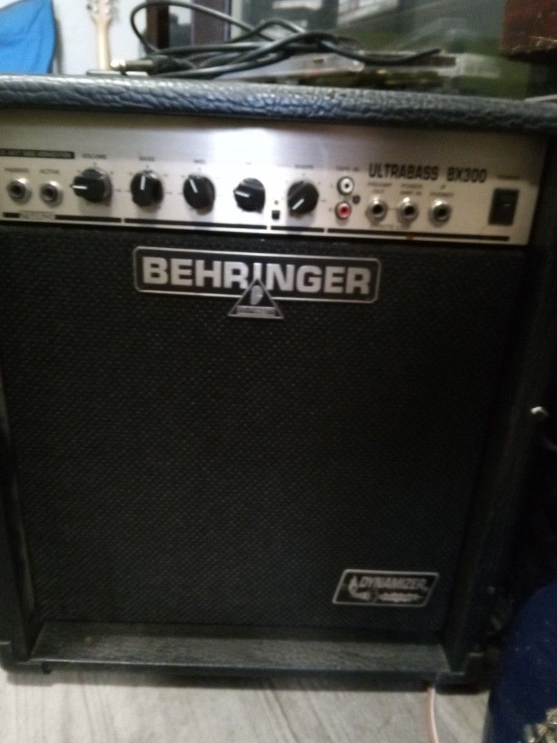 Belringer Ultrà 300 The Bass Dynamizer