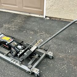 Black Jack Motorcycle Lift by Torin In Very Good condition. 2.5 ton lift. 