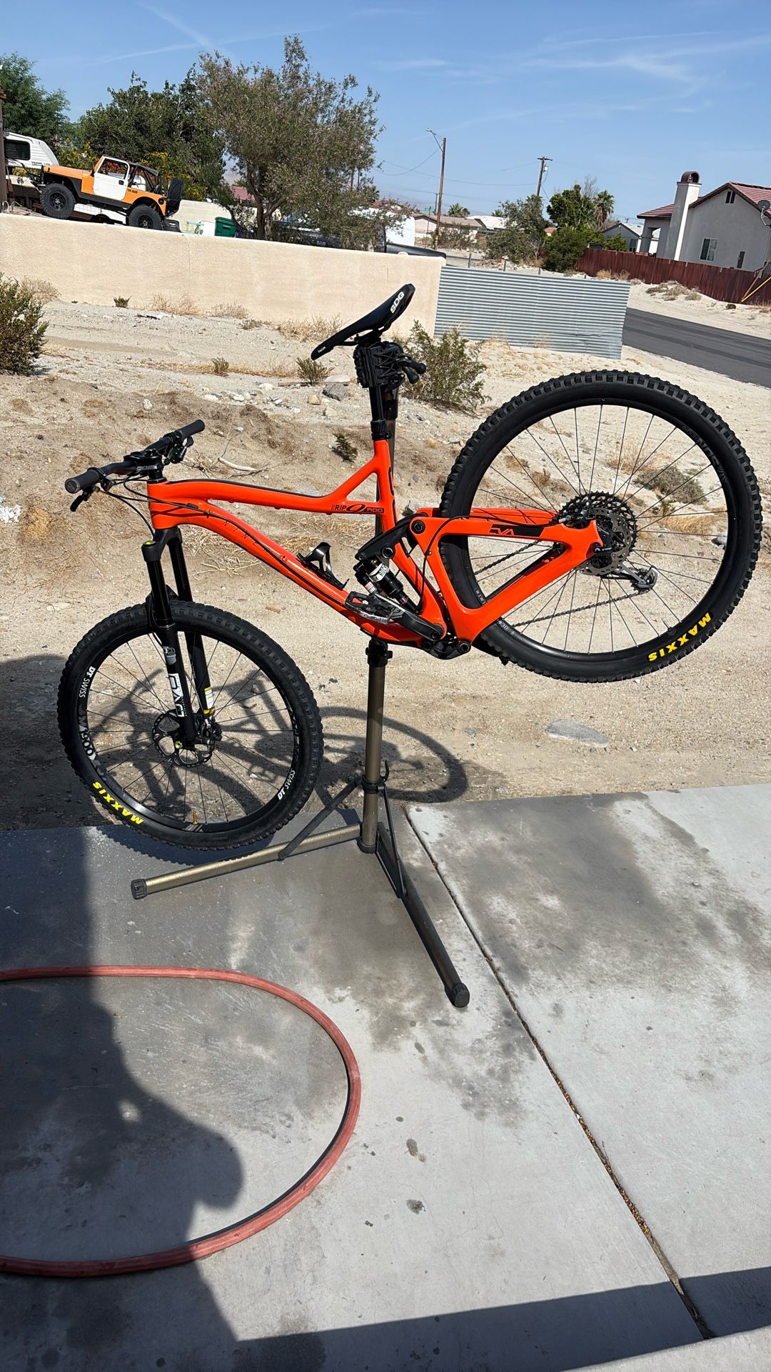 Full-Suspension Mountain Bike – Carbon Frame