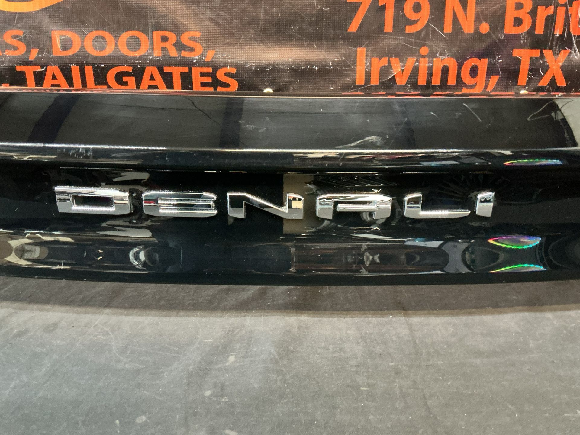 GMC ACADIA DENALI 2024-2025 REAR CENTER TAILLIGHT OEM