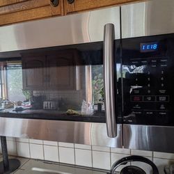 Samsung Microwave with Vent - Hanging 30"