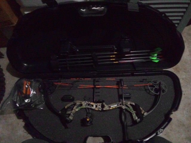 Bear Cruiser G2 Bow, Arrows and Case