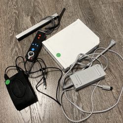 Nintendo Wii Console Bundle w/7000 + Games