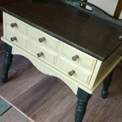 Retro End Table With 1 Drawer