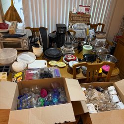 Large kitchenware and small appliance lot Large kitchenware and small appliance lot