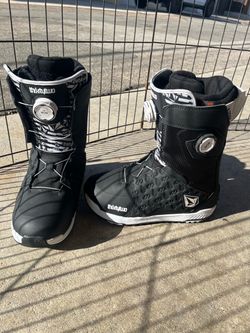 Snowboard boots