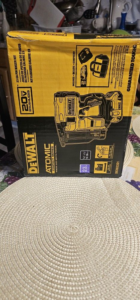 DEWALT 20VMAX BRUSHLESS ATOMIC-23-GA PIN NAILER KIT BATTERY-CHARGER BRAND NEW