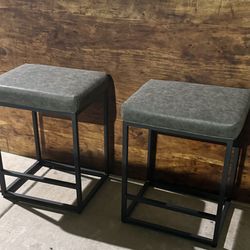 2 Bar Stools 
