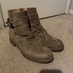 CUSHIONAIRE Women's Burke Buckle boot +Memory Foam Size 8 