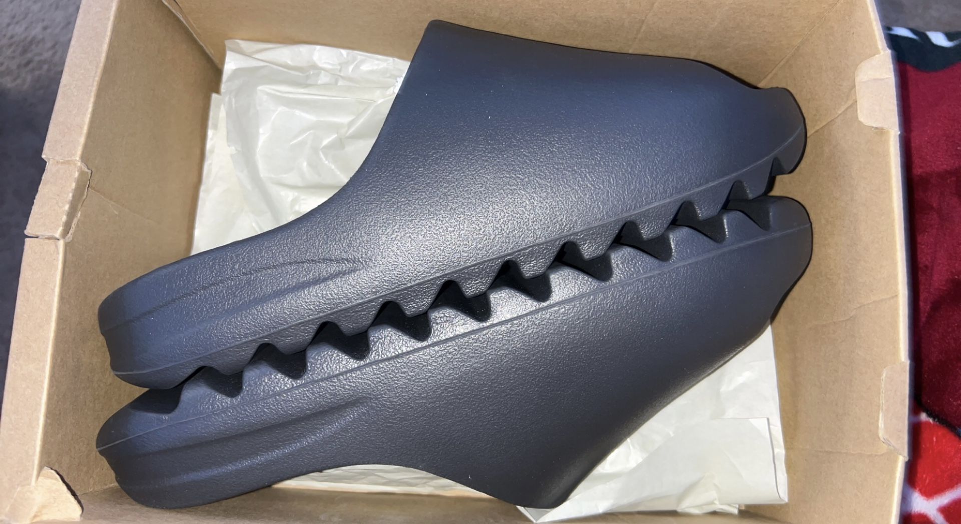 Yeezy Slides onyx with box brand new