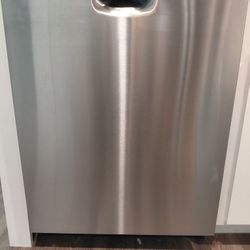 Brand New Dishwasher. Whirlpool Model WDF341PAPM. 