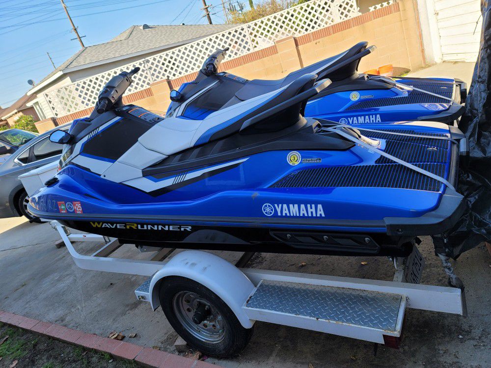 2017/ 2018 YAMAHA EX DELUXE JET SKIS - LOW HOURS