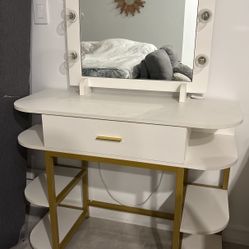 Cute White & Gold Vanity w Mirror & Lights