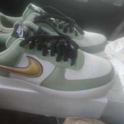 Customer Nike Air Force 1s