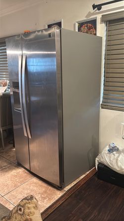 Refrigerador usado pero en buenas condiciones agua y hase hielo     Used refrigerator in good condition; dispenses water and makes ice.