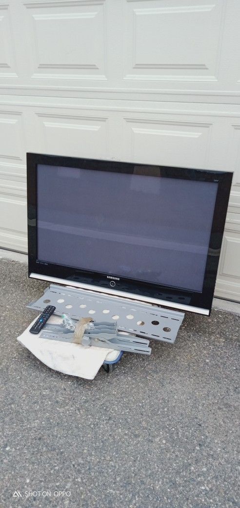 Samsung 42" Plasma HP-S4253 HDTV With Wall mount, Remote Control