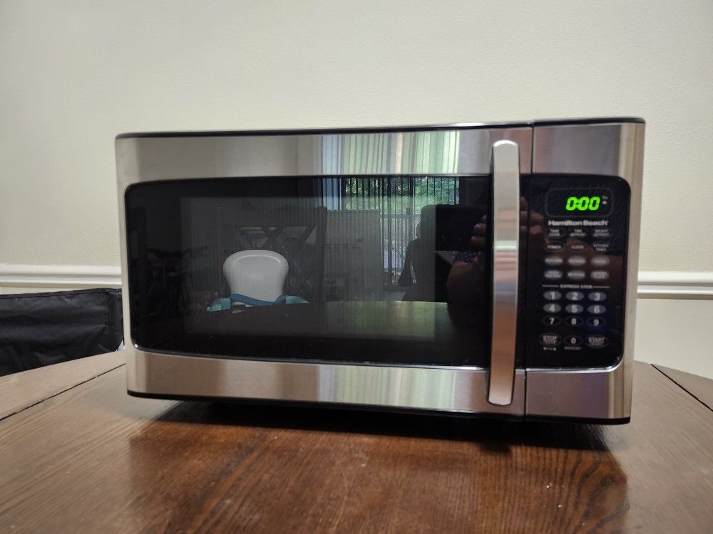 LIKE NEW 1000 Watt Hamilton Beach Microwave