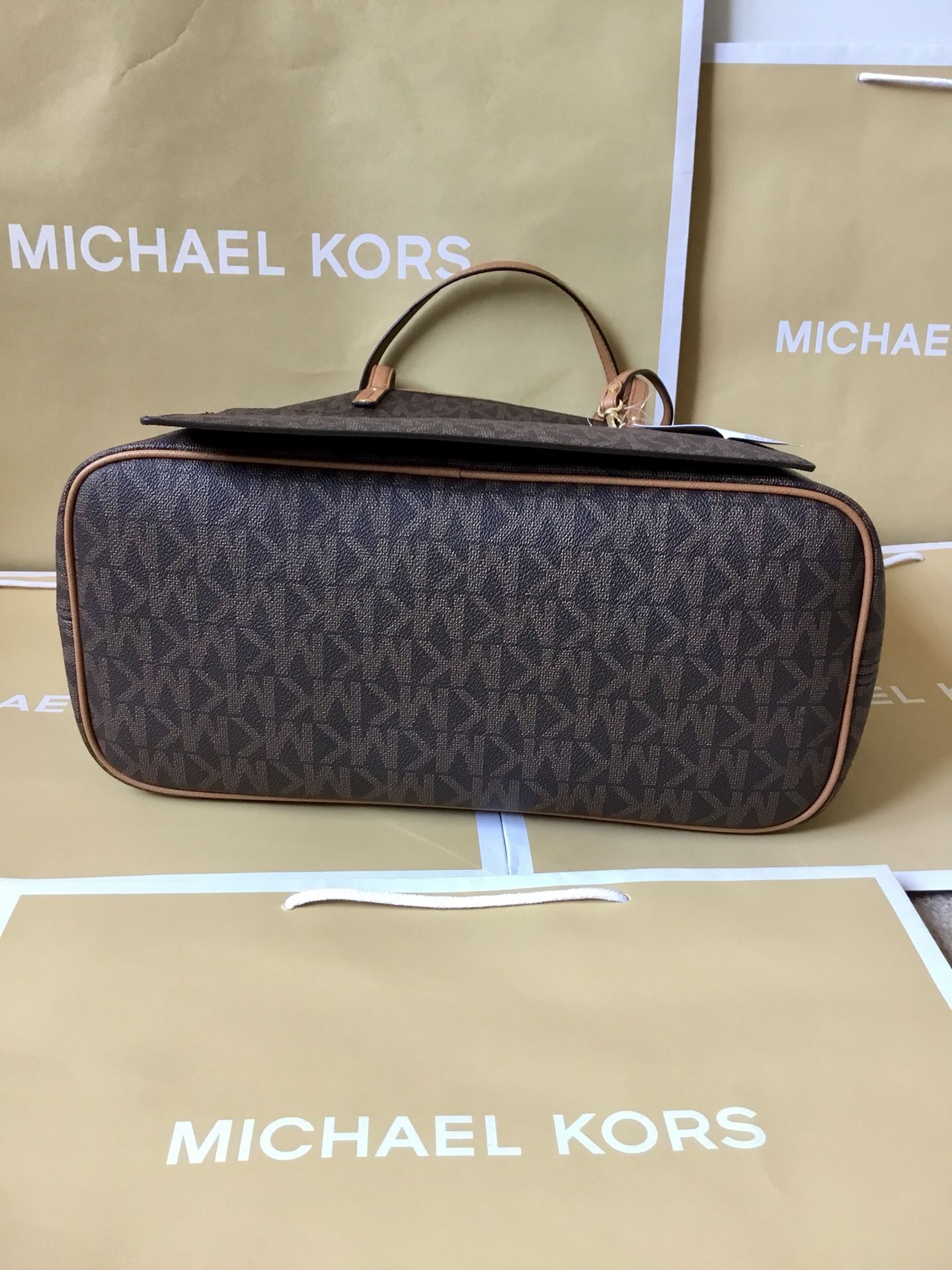 Jet Set Large Saffiano Leather Crossbody Bag from Michael Kors for Sale in  Montclair, CA - OfferUp