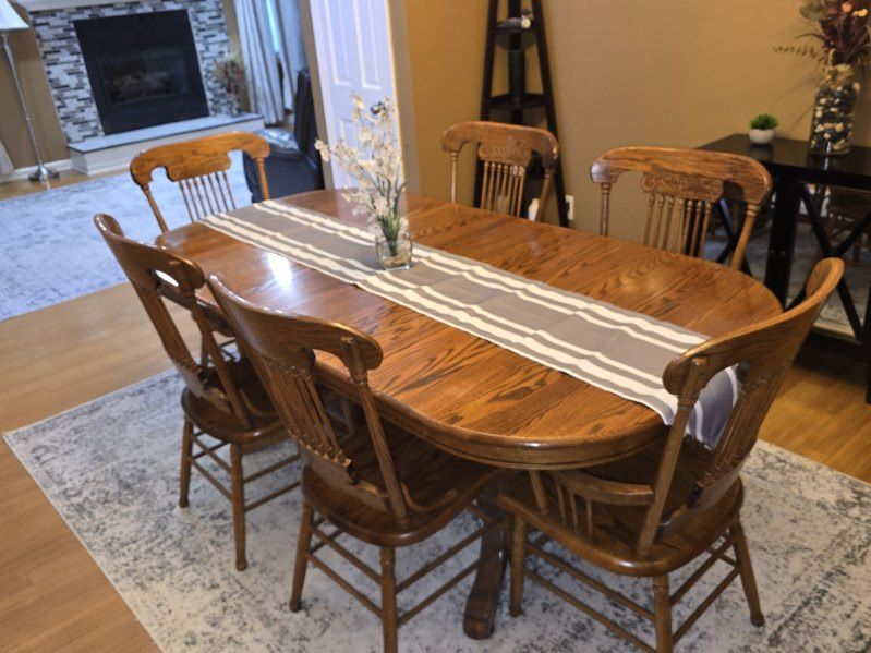 Beautiful Antique Wood Dining Table With 8 Chairs & Extension