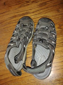 Size 9 Skechers