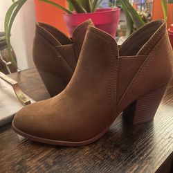 Women's Ankle Booties Y-Not Deluxe Heeled Size 10 Tan Suede