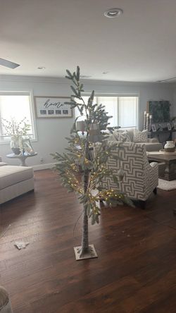 Christmas tree(pre-lit)