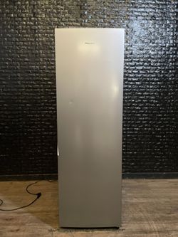 HISENSE STAND UP FREEZER w/WARRANTY! R2766A