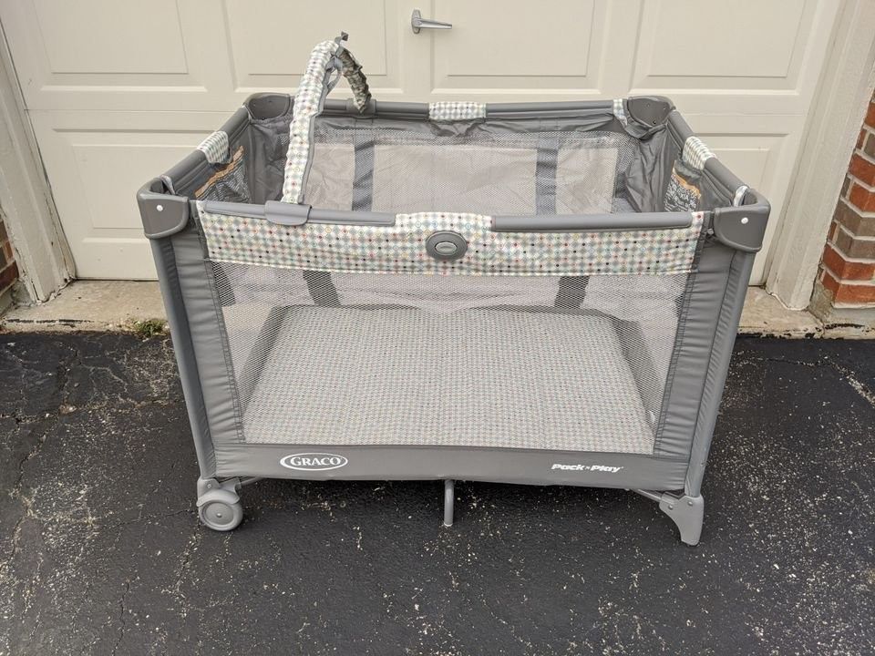 Graco Pack 'n Play On the Go Playard with and mattress for