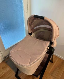 NUNA Bassinet - Triv / Swiv compatible