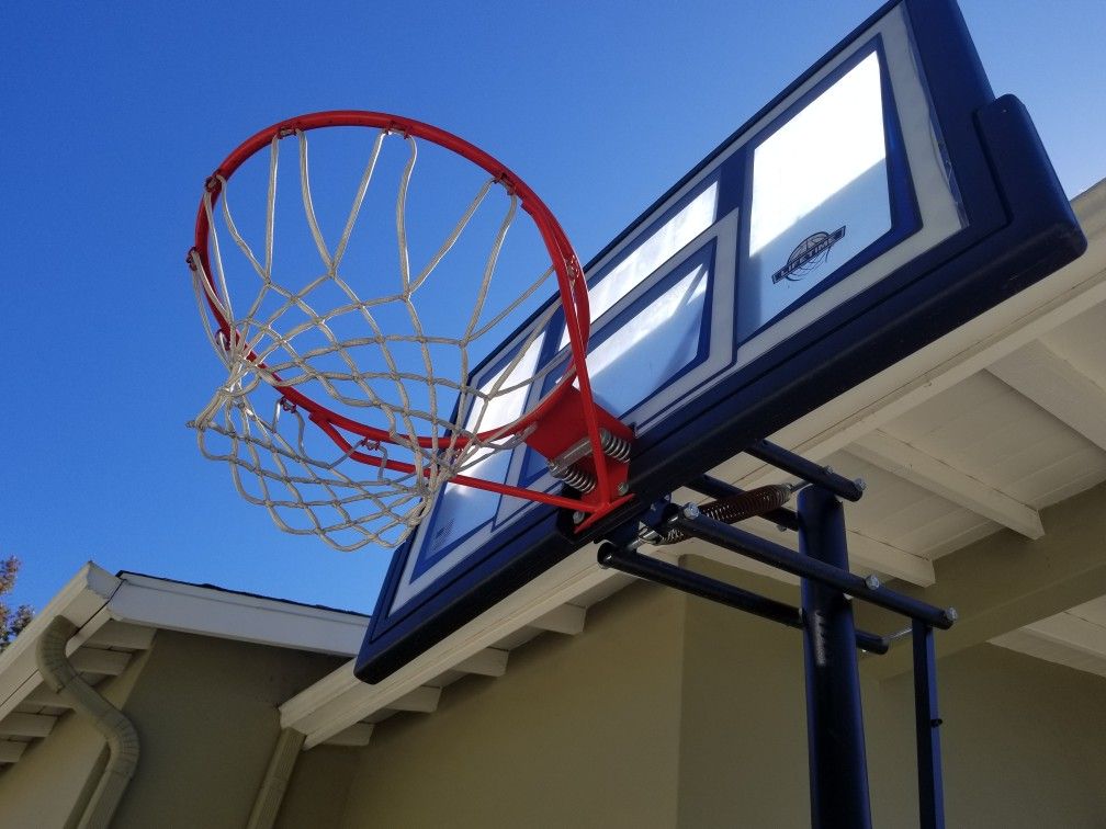 'Lifetime' Basketball Hoop