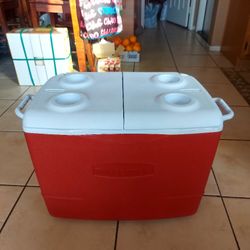 Good Condition Rubbermaid 50 Qt Cooler Chest