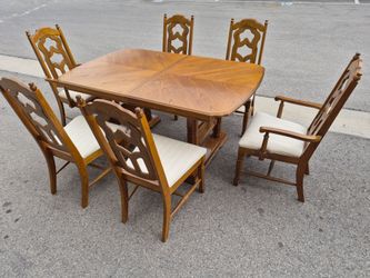 Bassett 7pc Dining Set. 40x64x31" tall Table & 6 Chairs